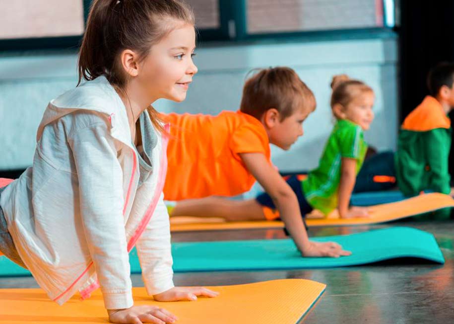 extraescolar de yoga niños en el colegio